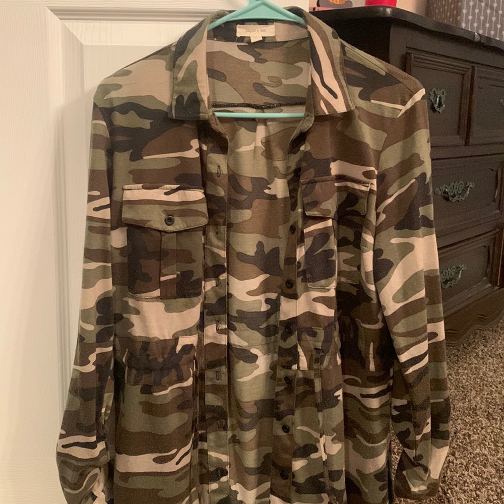 Women’s medium long sleeve button down shirt